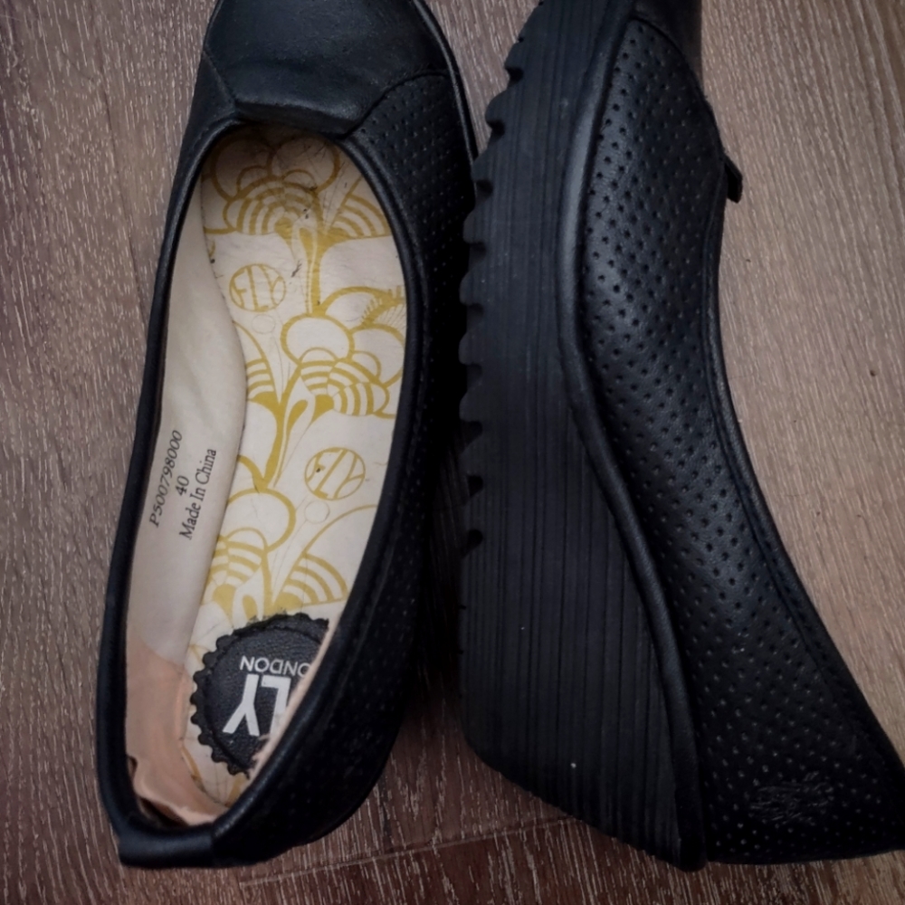 Fly London black wedge sz 40